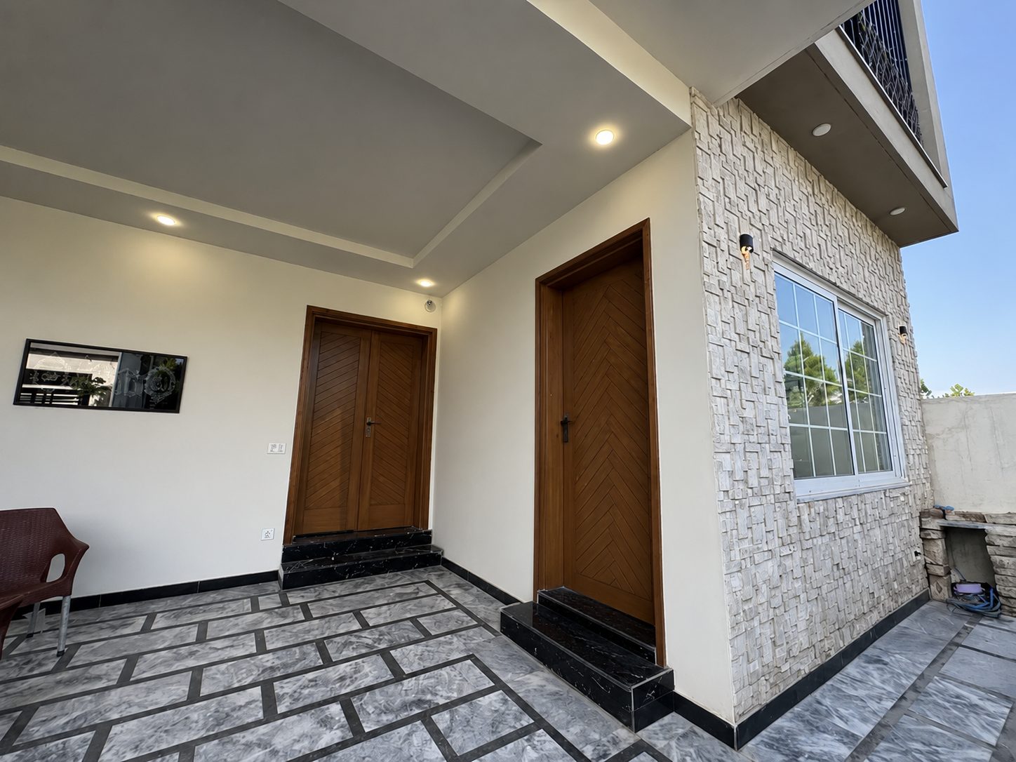Luxurious 8 Marla Triple-Sided Open Home with Huge Lawn 1.5 Kanal in Bahria Enclave, Sector J - PKR 4.25 Crore